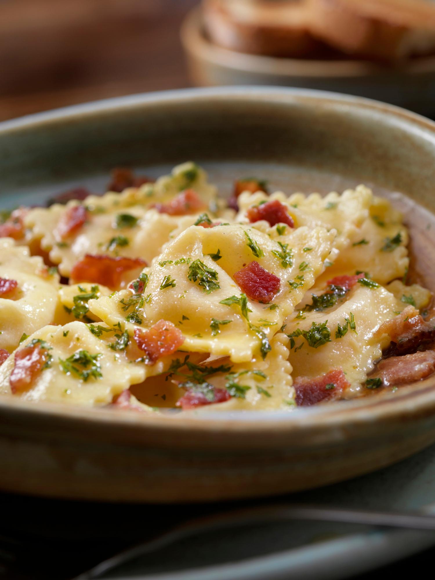 Raviolis caseros rellenos de jamón ibérico y ricotta